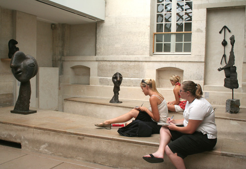 picasso_sketching_students